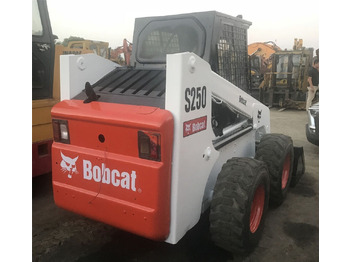 Мини-погрузчик с бортовым поворотом BOBCAT S250