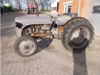 Трактор MASSEY FERGUSON